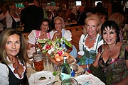 Douglas PR-Chefin Uschi Ackermann (re) zu Gast am Damentisch (Foto: Martin Schmitz)